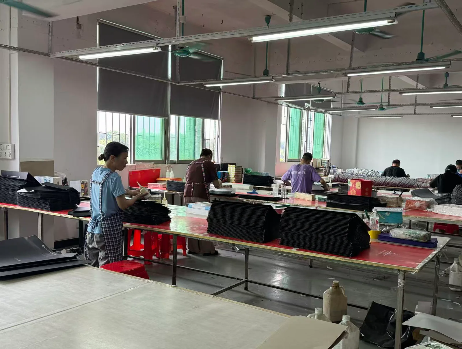 Hand forming and assembly of paper bags and gift boxes